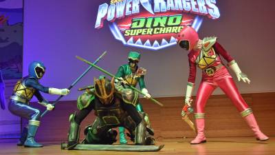 Los Power Rangers, ayer durante su actuación en exproReus para acabar con las fuerzas del mal. FOTO: a. gonzález