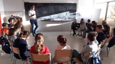 El psicòleg Pere Clotet realitzant un taller per ensenyar a gestionar el dol. FOTO:CEDIDA
