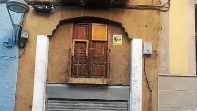 La entrada al inmueble se hace por la calle Gravina, aunque los perros molestaban en el balcón que da a la calle Sant Pere. FOTO: DT