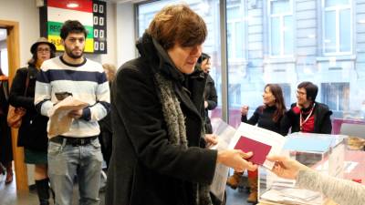 Cola de catalanes para depositar el voto en la urna de la oficina consular de Bruselas. Foto: ACN