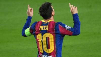 La lateralidad cruzada de Messi: goles con la izquierda y firmas con la derecha.