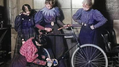 La bicicleta fue un instrumento que permitió a la mujer romper con algunas imposiciones de la sociedad patriarcal. FOTO: Commons.wikimedia