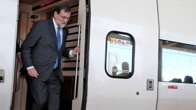 Mariano Rajoy, bajando del AVE que ha inaugurado esta mañana. FOTO: EFE