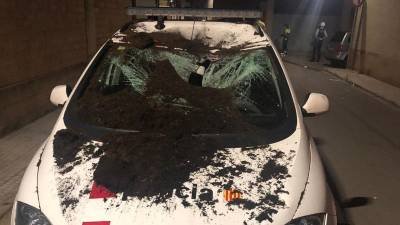 Imagen del coche destrozado por los okupas. FOTO: CME