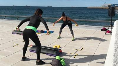 Una clase dirigida en la terraza del Reial Club Nàutic Tarragona. FOTO: RCNT