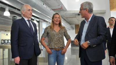 Jaime Gross, de Viding; Mireia Belmonte; y el alcalde de Tarragona, Josep Fèlix Ballesteros. FOTO: Alfredo González