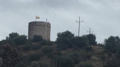 La bandera espa&ntilde;ola en la torre del Puig.