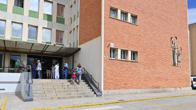 Una imagen de archivo de pacientes haciendo cola en exterior del centro. FOTO: ALFREDO GONZÁLEZ