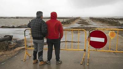 Dos veïns observen l’afectació del temporal a la platja del Trabucador, al terme de Sant Carles de la Ràpita, aquesta setmana. FOTO: joan revillas
