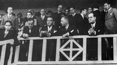 Els presidents del Futbol Club Barcelona, Josep Suñol, i de la Generalitat, Lluís Companys, a la llotja del camp de les Corts. foto: bert/FCB