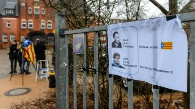 Vista del cartel ¡Una vez es suficiente!. Libertad para Puigdemont colocado a las puertas de la prisión de Neumünster (Alemania)