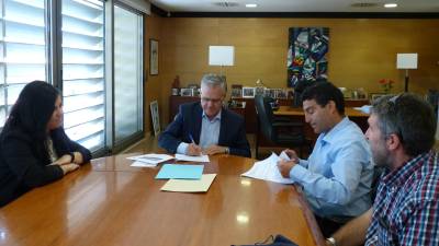 L’alcalde de Salou, Pere Granados, i el president provincial de Creu Roja Tarragona, Ramon Grau, han signat aquest conveni.