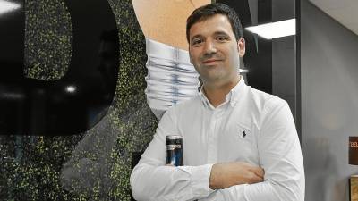 Omar Borràs, en Redessa 1 de Reus con una lata de EterBlack en sus manos. A la derecha, imagen del producto. FOTO: A. González