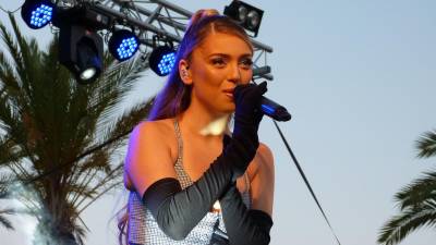 Ana Mena durante el concierto de ELS40 Stage en Salou. Foto: Ajuntament de Salou