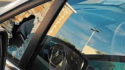 Imagen del cristal robo en uno de los dos vehículos aparcados en la calle Enric d’Ossó. FOTO: dt