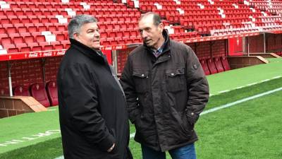 Josep Maria Grau y Enrique Castro 'Quini' el pasado mes de enero cuando el Nàstic visitó el estadio de El Molinón. FOTO: CEDIDA