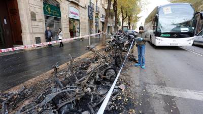 Así aparecieron las motos quemadas la mañana de los hechos. Foto: Pere Ferré/DT
