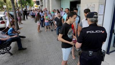 Imagen de archivo de colas para renovarse el carnet de identidad o el pasaporte en las dependencias policiales de Tarragona. FOTO: Lluís Milián/DT