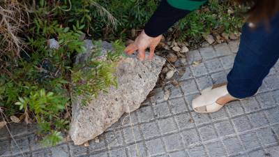 Los vecinos aseguran que se han caído rocas de grandes dimensiones, que han sido retiradas de inmediato. FOTO: pere ferré
