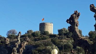 La estelada vuelve a ondear en la torre del Puig.