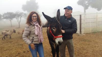Rosana Andreu i Jordi Moretó amb el ruc Nic, que ara viu a la granja Cal Tau, al municipi urgellenc de Guimerà. FOTO:CEDIDA