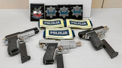 Los detenidos llevaban placas y brazaletes falsos de la policía polaca y tres pistolas simuladas. FOTO: CME