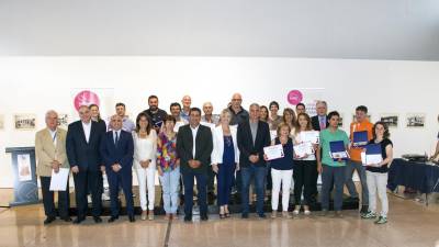 Imagen de los representantes de las bodegas premiadas con las autoridades en el acto de la DO Tarragona.