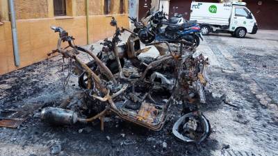 Imatge d'aquest matí de les motos cremades. Foto: Pere Ferré