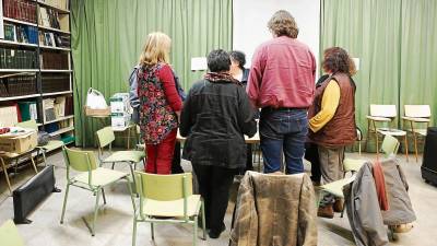 Los siete miembros de Comedores Compulsivos que se reunieron el pasado lunes en la parroquia de Sant Bernat Calbó, en Reus. FOTO: Alba Mariné