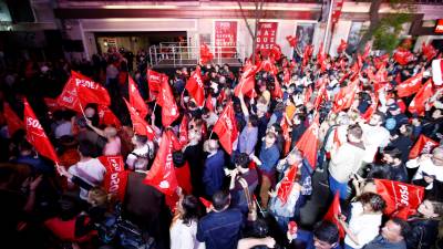 Personas congregadas a las puertas de la sede del PSOE en Madrid desde donde siguen el escrutinio de las elecciones. FOTO: EFE