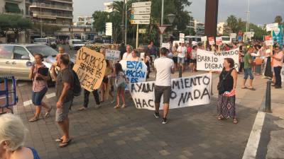 Protesta de vecinos de Vilafortuny a la okupación en la zona de Llevant de Cambrils. FOTO: Cristina Sierra