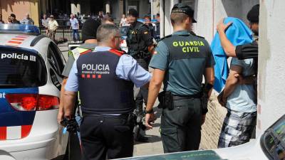 Guardia Civil y Mossos se llevan a un detenido en Ripoll (Girona) por su presunta implicación en los atentados de Cambrils y Barcelona. EFE/Robin Townsend