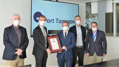 El presidente del Port, recogiendo la certificación ISO 22320. FOTO: PORT DE TARRAGONA