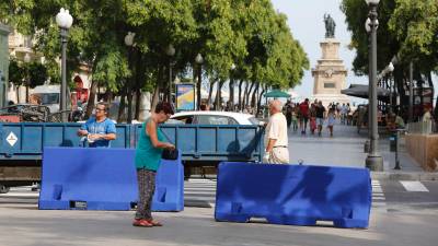 El Ayuntamiento de Tarragona ha colocado bolardos en todas las cocas de la Rambla de manera que es imposible acceder en coche. Foto: pere ferré