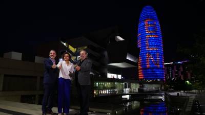 Jaume Collboni, Dolors Montserrat y Albert Serra ante la Torre Glòries iluminada para apoyar la candidatura de Barcelona como sede de la Agencia Europea del Medicamento. FOTO: ACN
