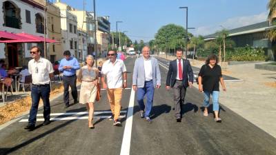 L'alcalde Fèlix Alonso i l'equip de govern van passejar després de treure les tanques.