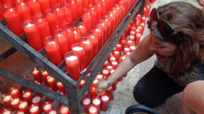 Les tradicionals espelmes no s’han deixat d’encendre al Portal del Carro. Foto: j. bertran