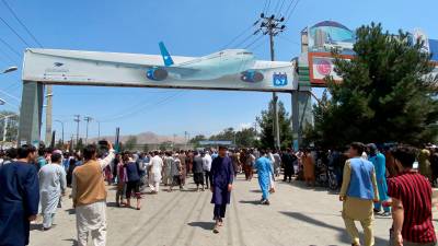 La marea de gente comenzó a llegar desde anoche al aeropuerto internacional Hamid Karzai, en la capital afgana, con muchos de ellos sin ni siquiera documentos de viaje o visado. EFE