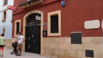 El bar del Casal La Violeta, amb façana al carrer de l’Hostal. Foto: Joan boronat