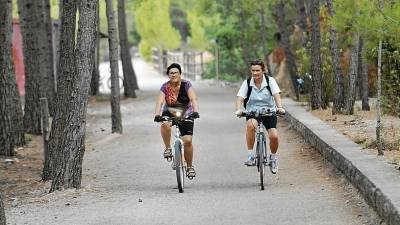 Dos ciclistas por la V&iacute;a Verda. &nbsp;FOTO: Joan Revillas