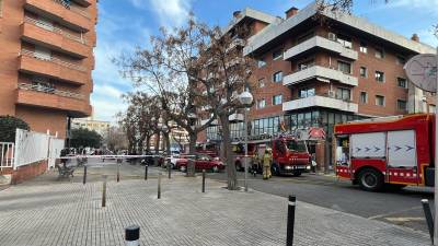 Los bomberos en la calle Sant Antoni Maria Claret.