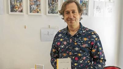L’escriptor Joan de Déu Prats amb ‘Història mítica de les Terres de l’Ebre’ a la llibreria La Irreal, de Tortosa. Foto: Joan Revillas