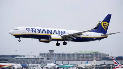 Ryanair ha reducido un 20% su beneficio en su primer trimestre fiscal, hasta los 319 millones de euros.EFE