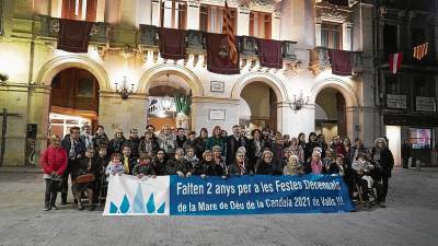 Fotografia d'arxiu amb totes les assistents a l'homenatge a les Candeles davant l’Ajuntament de Valls ara fa un any. FOTO: Alba Tudó