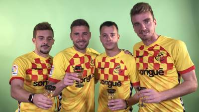Juan Muñiz, Xavi Molina, Sergio Tejera y Manu Barreiro brindaron porque el 2018 traiga mayores éxitos al Nàstic. FOTO: nàstic