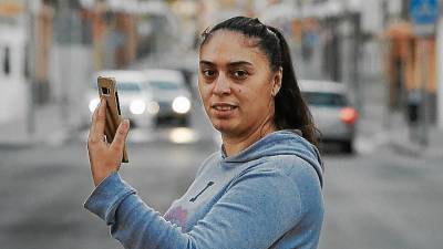 Pilar, de Bonavista, busca alojamiento y ha puesto un anuncio en la red: «Cambio móvil note 8 por piso ocupa». FOTO: pere ferré