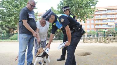 Control de la Guàrdia Urbana al propietario de un perro, en el Parc del Velòdrom, para ver si está chipado y con la placa. Foto: Alfredo González
