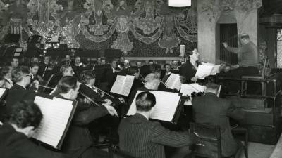 Casals dirigiendo la orquesta que creó. FOTO: FUNDACIO PAU CASALS