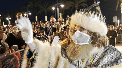 Imagen de los Reyes a su llegada por mar al barrio del Serrallo. FOTO: Pere Ferré