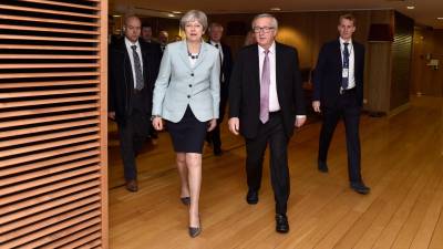 La primera ministra británica, Theresa May, y el presidente de la Comisión Europea, Jean-Claude Juncker, ayer en Bruselas. FOTO: Eric Vidal/EFE